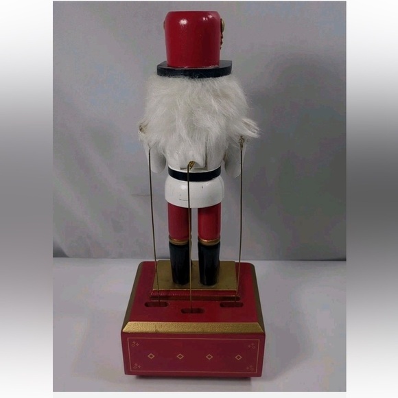 FAO Schwarz 2017 Nutcracker Prince Wood Musical Figurine - Picture 4 of 7